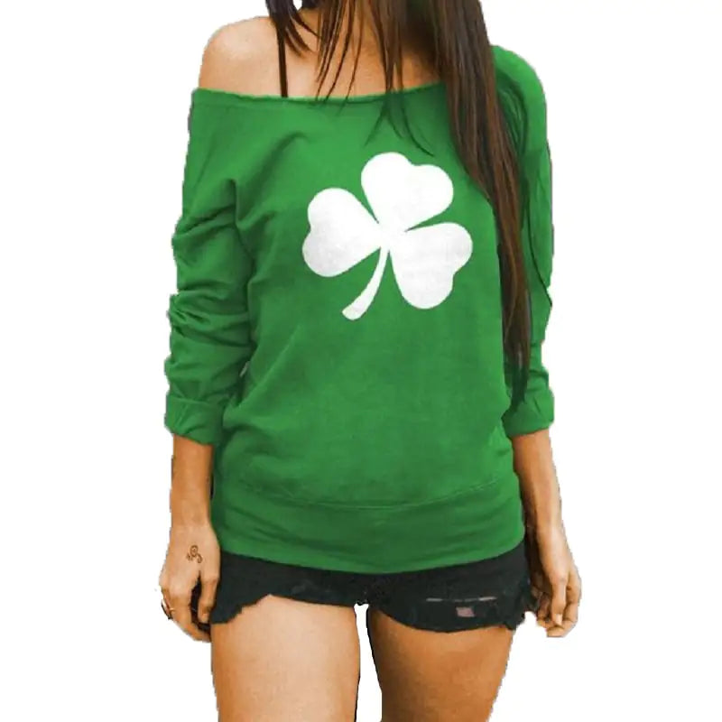 بلوزة بأكمام طويلة مكشوفة الكتفين مزينة بطبعة البرسيم 