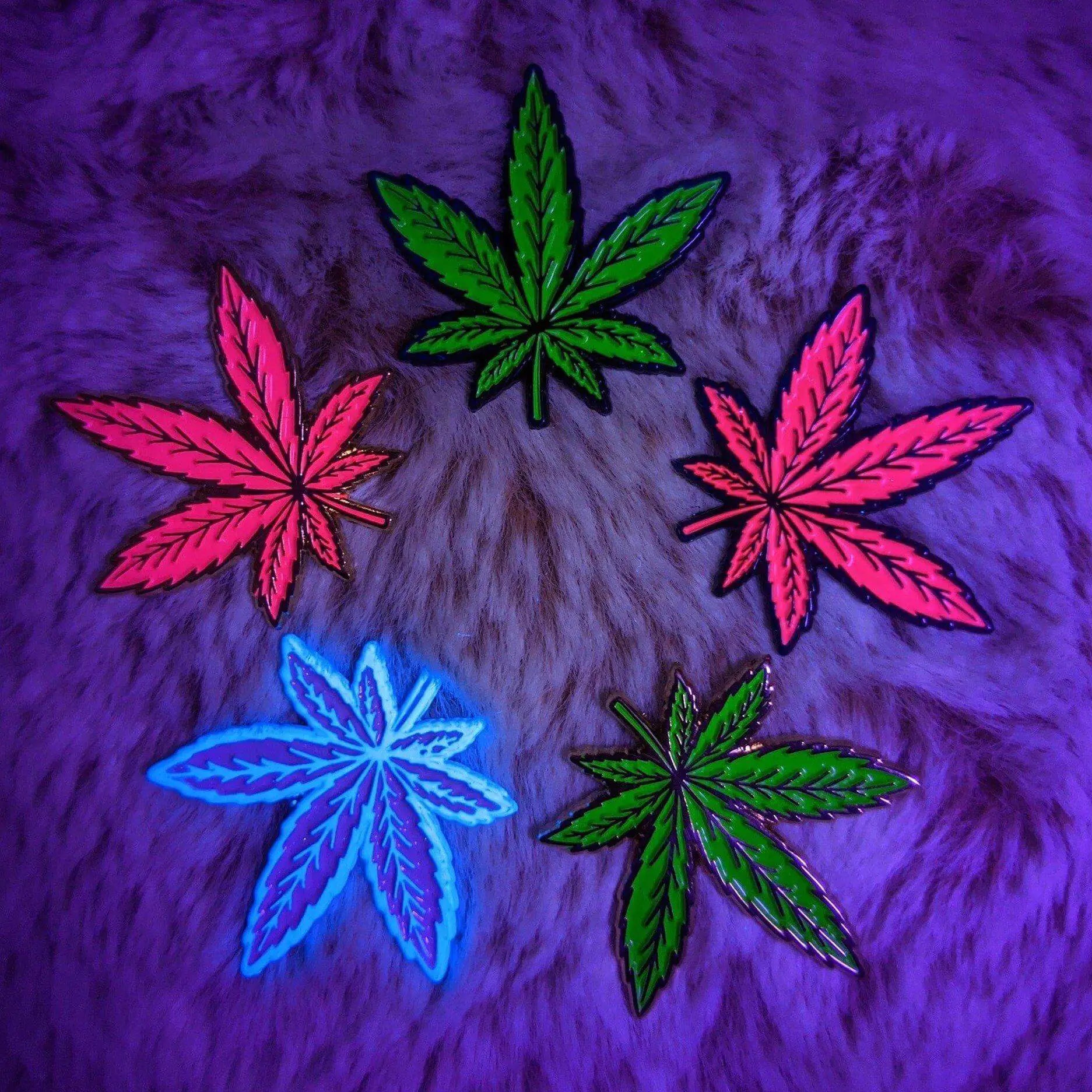 Pin / Broche WEED