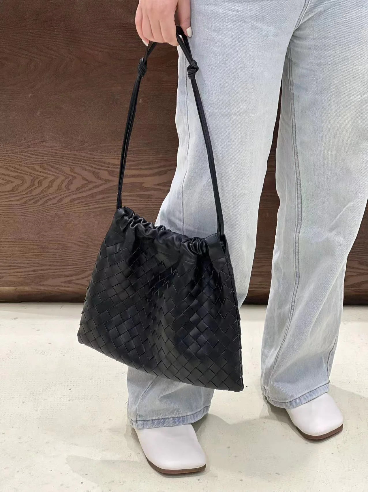 Elegante bolso de lujo retro en primera capa de piel de vaca