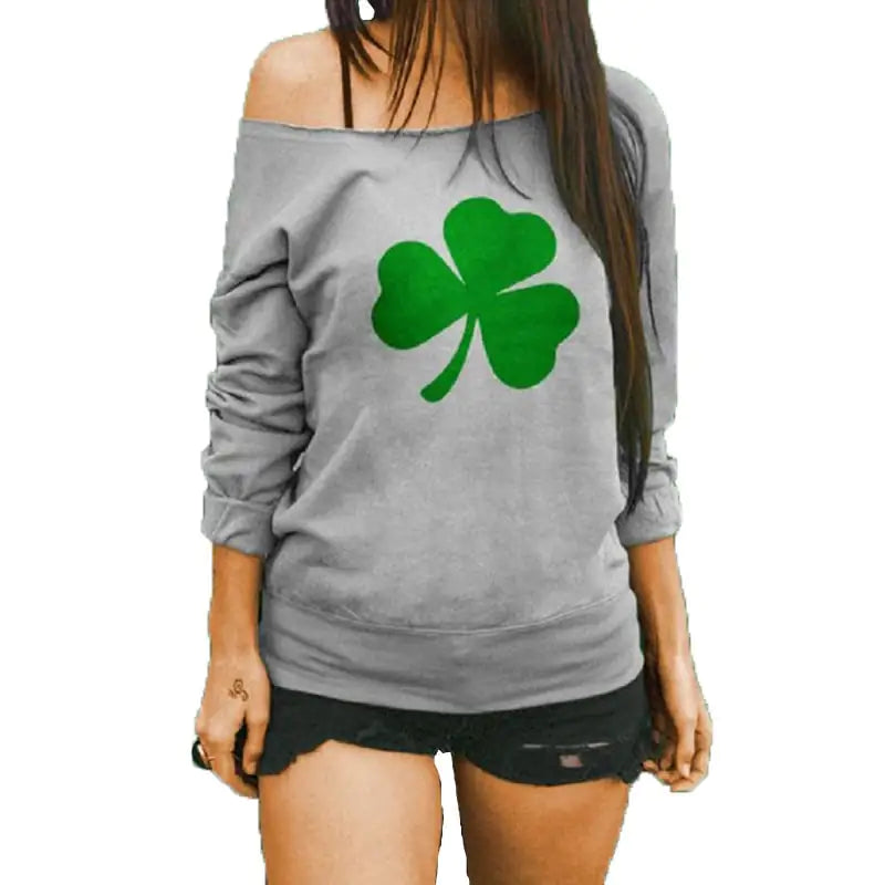 بلوزة بأكمام طويلة مكشوفة الكتفين مزينة بطبعة البرسيم 