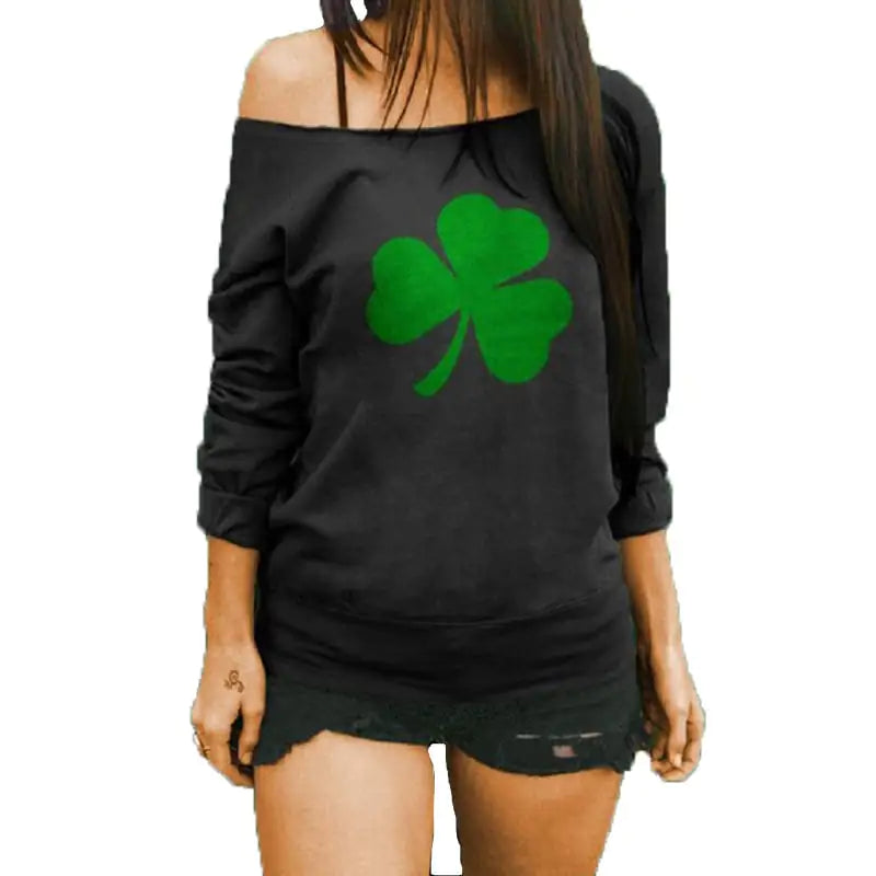 بلوزة بأكمام طويلة مكشوفة الكتفين مزينة بطبعة البرسيم 